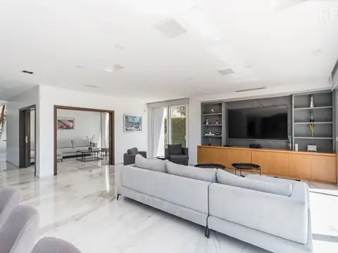 Casa en Venta con 2 cocheras