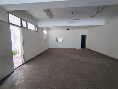 Local en Alquiler sobre calle Rivadavia