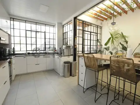 VENTA CASA 4 AMBIENTES CON COCHERA Y JARDÍN  - VILLA SANTA RITA