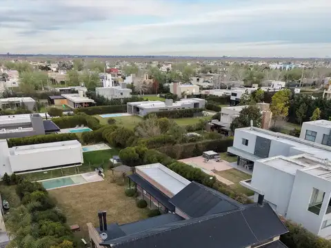 Casa en Alquiler con 2 cocheras