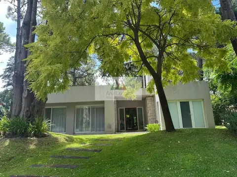 Impecable casa en Carilo, lista para entrar!