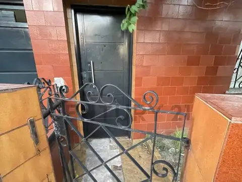 Se alquila PH en Lanus Oeste