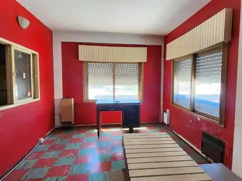 CASA CON GARAGE, GALPÓN  DEPÓSITO Y OFICINAS