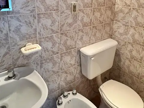 CASA  DESOCUPADA CON PILETA + DPTO