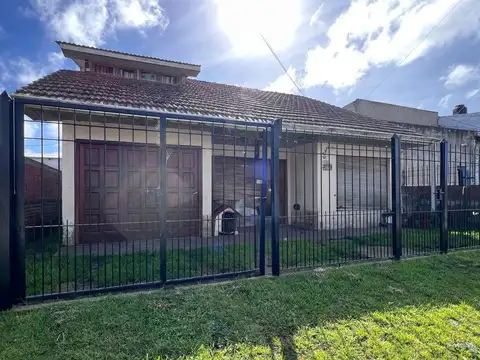 Venta Casa 3 Amb con Parque y Cochera Apto Crédito