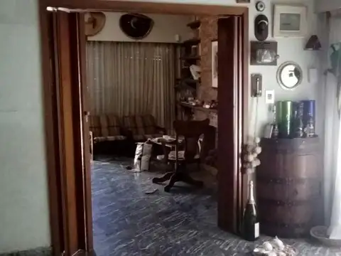 CHALET SOBRE LOTE 8,66 x 36,34- PISCINA-