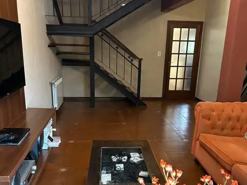 Casa en Venta con 3 cocheras