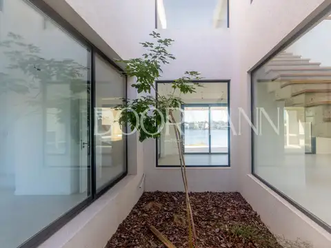 Casa en Venta con 3 cocheras