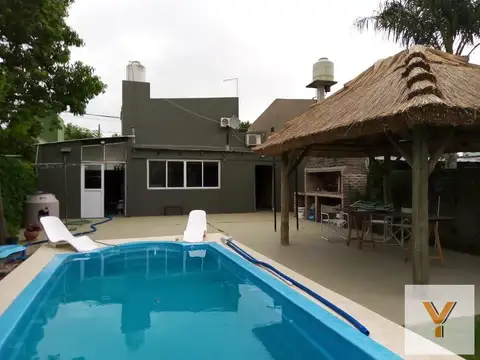 Casa en venta - 4 Dormitorios 2 Baño - 400mts2 - La Plata