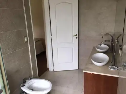 Casa 6 ambientes con 2 baños