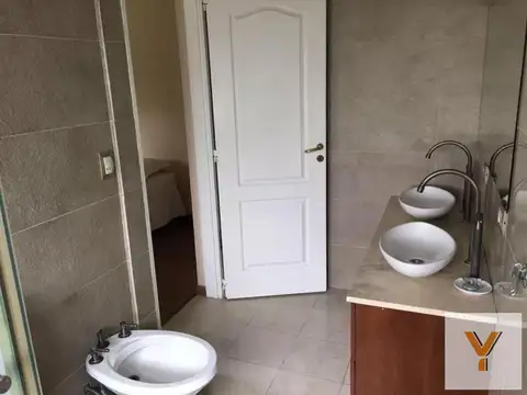 Casa 6 ambientes con 2 baños