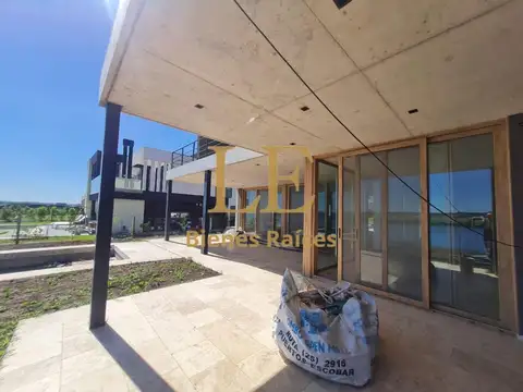 Casa en Venta con 5 cocheras