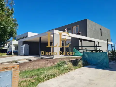 Casa 6 ambientes con 5 baños