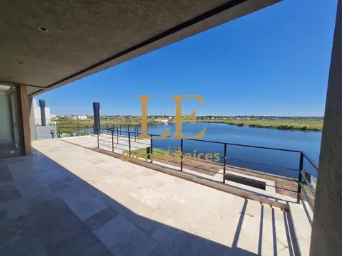 Casa 6 ambientes con 5 baños