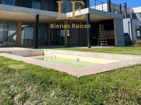 Casa en Venta con 5 cocheras