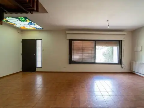 Casa 6 ambientes con 2 baños