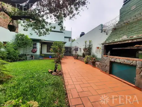 Venta casa 4 ambientes con cochera y jardín en Gerli