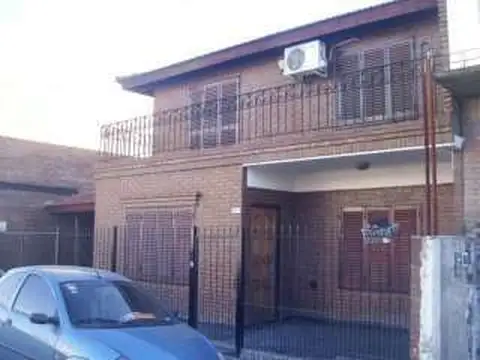 Casa  + 2 Deptos en Venta