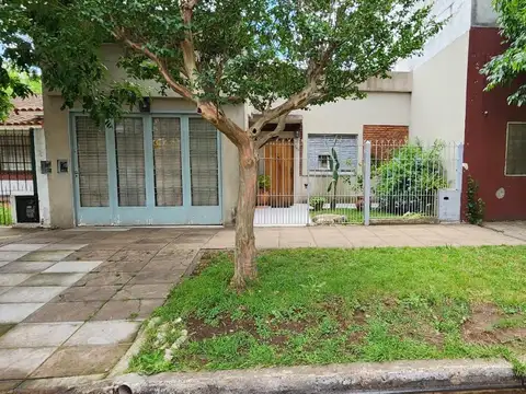 EXCELENTE CASA DE 3 AMBIENTES CON COCHERA Y JARDIN