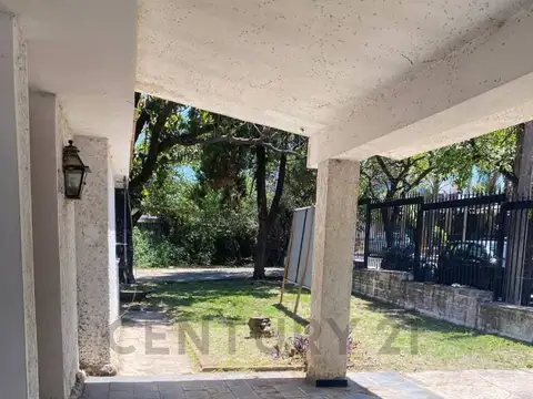 Casa 8 ambientes con 4 baños