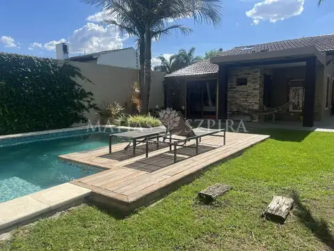 CASA EN VENTA 4 AMBIENTES AMPLIO PARQUE PISCINA