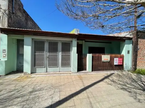 9 E/ 164 y 165 - CASA A RECICLAR (BERISSO)