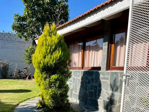 BERNAL CASA TRES AMBIENTES CON QUINCHO Y DOS AMB