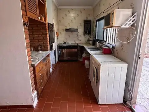 Casa 5 ambientes con 2 baños
