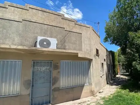 VENTA casa céntrica de 1 dormitorio sobre esquina