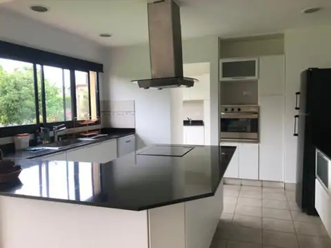 Casa a la Venta En Fincas De Iraola I - 4 ambientes 