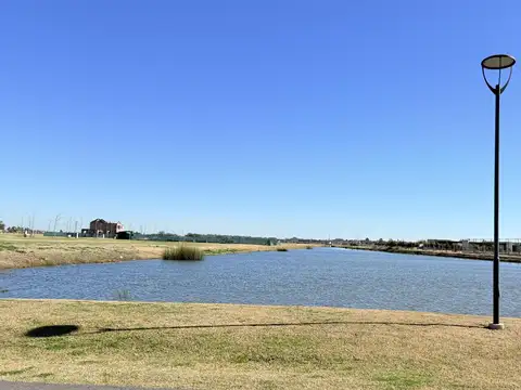 Venta/Permuta Casa 4 Dormitorios Vida Club de Campo. Funes