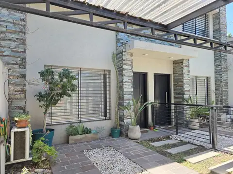 VENTA CASA DUPLEX 4 AMB JARDIN PILETA COCHERA