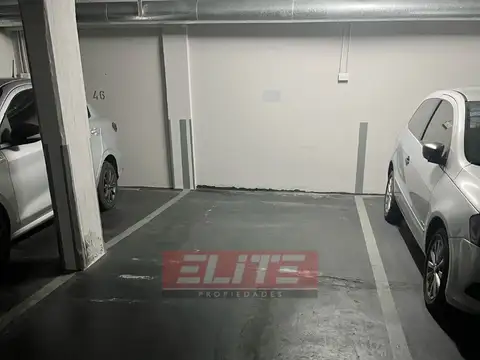 Cochera fija cubierta en edificio de categoria sobre Av. Monroe