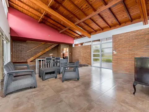 Casa en Venta con 3 cocheras