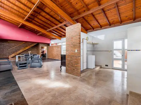 Casa 6 ambientes con 4 baños