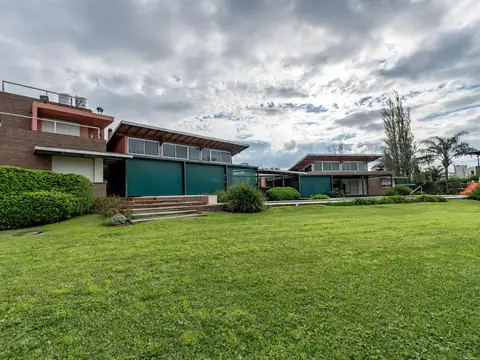 VENTA | PERMUTA - Casa de 4 dormitorios, cochera, quincho y piscina - Hostal del Sol, Fisherton.