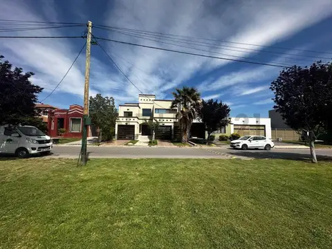 Casa 6 ambientes con 3 baños
