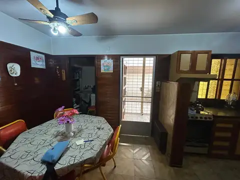 Casa 4 ambientes con 2 baños
