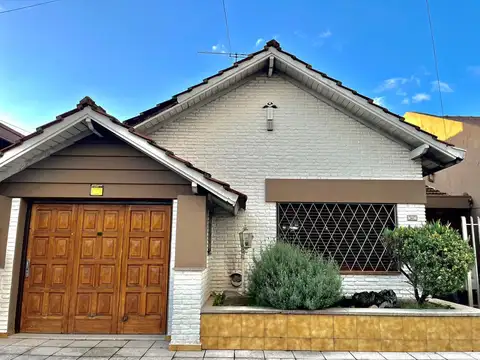 CASA 5 AMBIENTES S/ LOTE  375 m2 - CuBIERTOS 170 m2