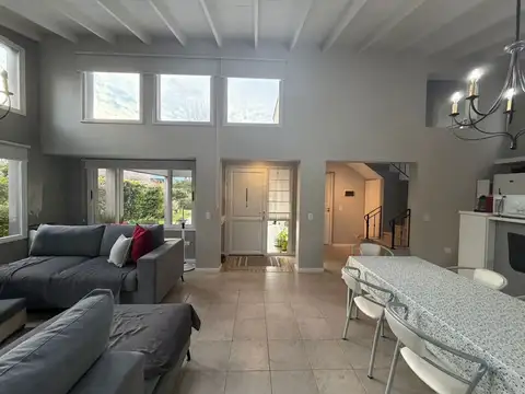 VENTA CASA DE 4 AMB CON PILETA EN EL GOLF AMOBLADA
