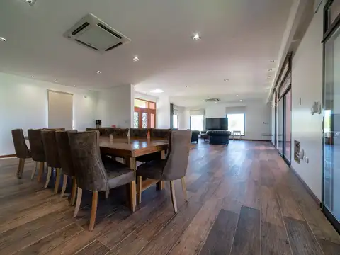 Casa 9 ambientes con 7 baños
