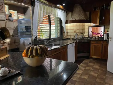 Casa en Venta con 3 cocheras