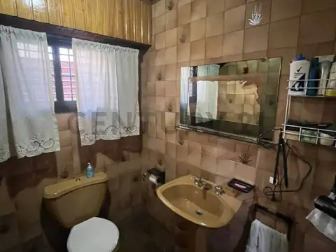 Casa con piscina, quincho y amplio parque sobre lote de 1.316 m² en Monte Grande
