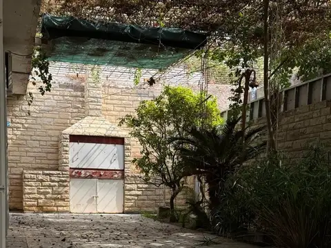 Casa 7 ambientes con 2 baños