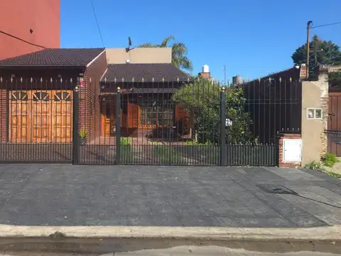 VENTA- CASA 4 AMBIENTES- LOMAS DEL MIRADOR