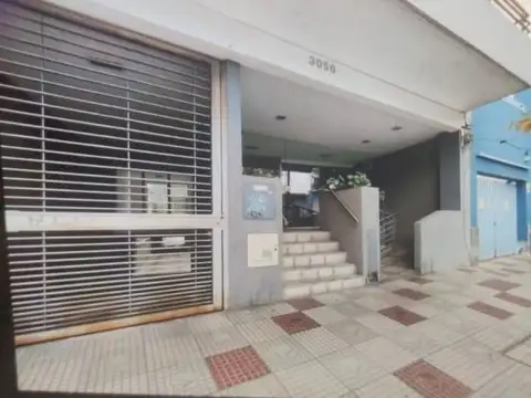 Sobre Av Peron, próximo Centro comercial y estación