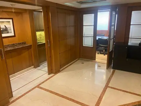 OFICINA DE LAS POCAS QUE HAY EN RECOLETA - EDIFICIO DE CATEGORÍA CON BUENA SEGURIDAD
