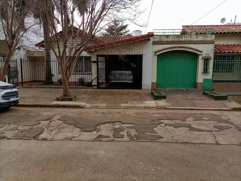 Casa de 4 ambientes en venta en  Haedo.