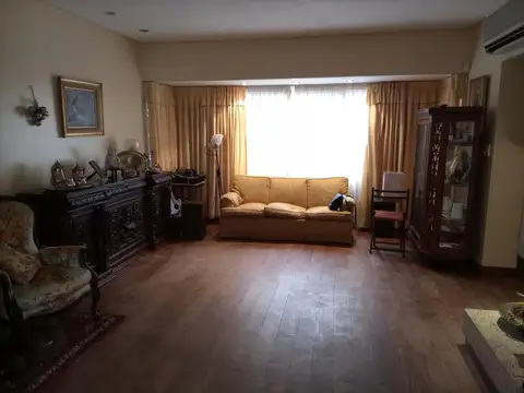 Casa de 4 ambientes en venta en  Haedo.