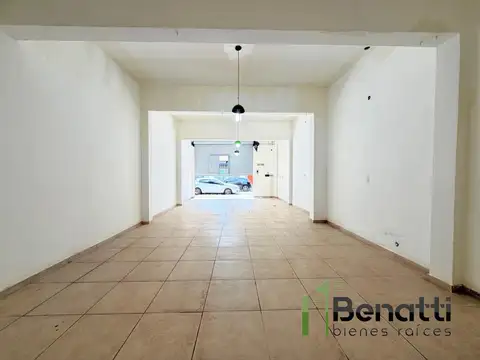 Local en alquiler con persiana automática en zona comercial